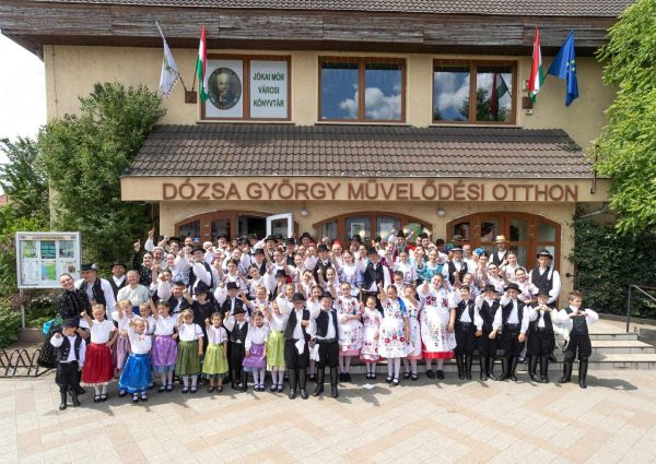 Májusfakitáncolás – Isaszeg