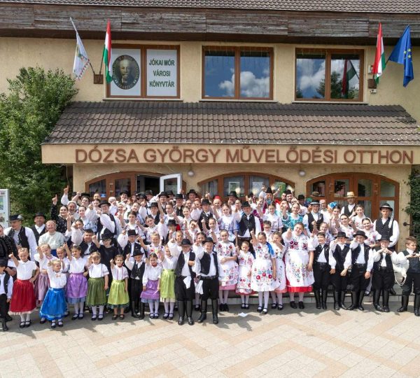 Májusfakitáncolás – Isaszeg