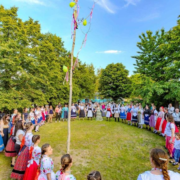 Májusfakitáncolás - Isaszeg